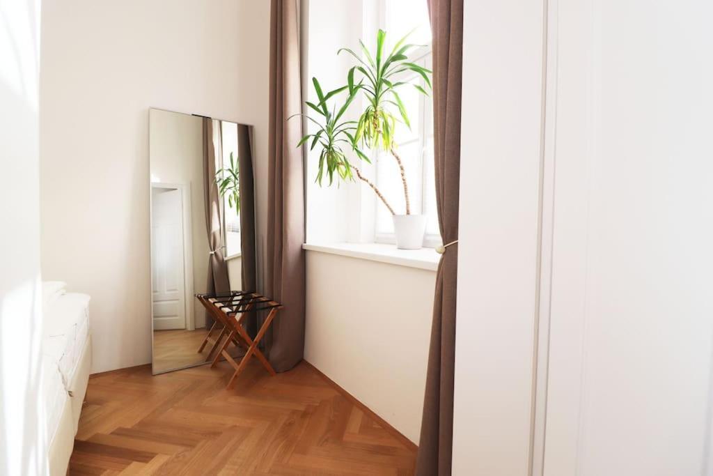 Апартаменты Center Apt In Best Area Near Park & Danube 20'To Airport Вена Экстерьер фото